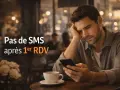Un homme attend un SMS après son premier rendez-vous, l'air déçu. Qui doit envoyer le premier message ?