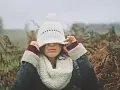 Une jeune femme, emmitouflée dans une écharpe et un bonnet blanc, ajuste son couvre-chef. Elle murmure "je t'aime", et son cœur répond "moi aussi".