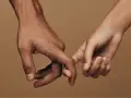 Deux mains s'enlacent, symbole d'intimité et de connexion. Une image évoquant le bien-être et l'aide libido femme.