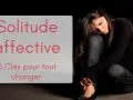 Une femme seule, recroquevillée, illustre la solitude affective en couple. Le texte propose des clés pour changer cette situation.