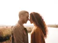 Un couple se regarde tendrement, nez à nez. Elle, aux cheveux roux bouclés, lui, au regard doux. Une scène intime qui suggère comment être unique aux yeux d'un homme.