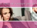 Une femme au regard triste, se sentant délaissée par son conjoint qui est flou en arrière-plan.