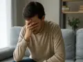 Un homme, le visage caché dans ses mains, semble accablé. Il se dit que tu n'as pas de temps pour moi.