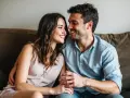 Un couple complice se regarde avec tendresse. Le toucher du bras de quelqu'un ici signifie une connexion profonde et un amour partagé.