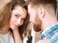 Un regard tendre, une complicité évidente. Une phrase pour dire je t'aime indirectement, murmurée dans l'intimité.
