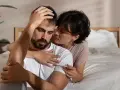 Une femme réconforte son mari, visiblement bouleversé, tenant un test de grossesse. Mon mari n'est pas affectueux, mais il est là pour moi.