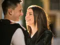 Un couple complice, un sourire éclatant, ce qui fait craquer les hommes physiquement. La lumière caresse leurs visages.