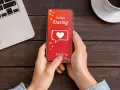 Une personne utilise une appli de rencontre sur son téléphone. L'écran affiche "Online Dating" avec un cœur.
