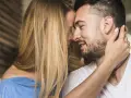 Un homme et une femme se rapprochent, leurs visages se touchant. C'est le début de comment un homme tombe amoureux.