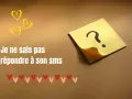 Trois cœurs jaunes flottent au-dessus du texte "Je ne sais pas quoi répondre à son sms". Un point d'interrogation sur un post-it jaune suggère une hésitation. Cela évoque le désir d'être avec toi, signification complexe.