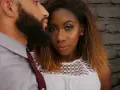 Un couple, un homme à la barbe fournie et une femme au regard intense, semblent partager un moment de complicité. Quand la vie de couple devient colocation, les regards en disent long.