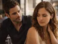 Un homme regarde une femme avec une expression intense, tandis qu'elle détourne le regard, illustrant les différents regards et leurs significations dans une conversation silencieuse.