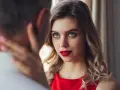 Un regard intense, une main sur la nuque. Il me désire mais n'est pas amoureux. La tension est palpable entre eux.