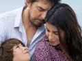 Un enfant regarde ses parents, un couple qui semble fragile, peut-être un couple bipolaire détruit par les épreuves.