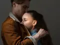 Un homme enlace une femme, son front posé sur le sien. Une étreinte qui pourrait enseigner comment ne plus souffrir en amour.