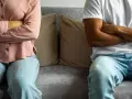 Un couple assis dos à dos, bras croisés, illustrant un problème de communication psychologie.