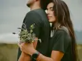 Un couple s'enlace tendrement, elle le serre fort, un bouquet de lavande à la main. Une image qui évoque la citation amour inconditionnel.