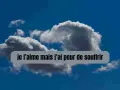 Un ciel bleu profond avec des nuages cotonneux. Un texte superposé dit : "je t'aime mais j'ai peur de souffrir", exprimant un amour teinté d'appréhension.