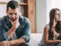 Un homme pensif, peut-être un homme qui trouve toujours des excuses, est assis à côté d'une femme qui regarde au loin, le couple semble distant.