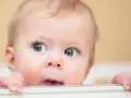 Un bébé aux grands yeux bleus, un vrai trésor qui mérite un surnom mignon pour garçon.