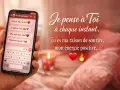 Un téléphone affiche des SMS romantiques, dont un "Vivement ce soir !" pour confirmer un rendez-vous amoureux.