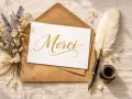 Une carte "Merci" dorée, une plume d'oie, un encrier et un bouquet de lavande sur une enveloppe. Merci pour ta présence dans ma vie.