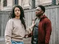 Un homme et une femme se regardent, l'air préoccupé. Sa main sur son bras suggère une tentative de connexion, mais son expression montre qu'il ne veut plus donner de nouvelles, quel effet sur les hommes.