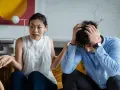 Une femme exprime sa frustration, se sentant incomprise. Son partenaire, accablé, se tient la tête. La communication est difficile dans leur couple.
