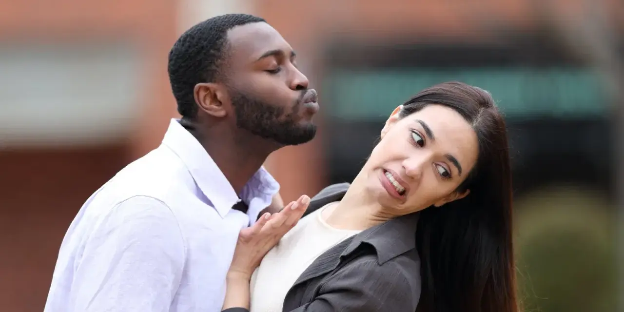 Un homme tente un baiser, mais la femme le repousse avec dégoût. Une scène qui illustre parfaitement comment sortir de la friendzone.