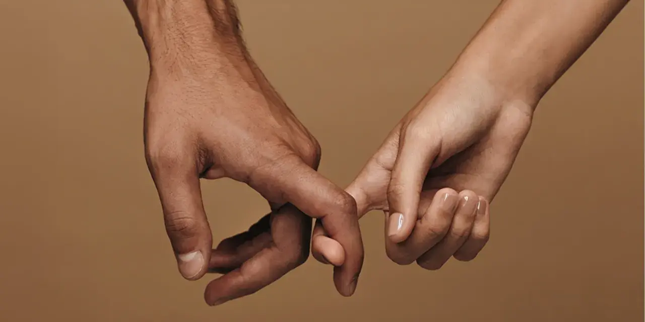 Deux mains s'enlacent, symbole d'intimité et de connexion. Une image évoquant le bien-être et l'aide libido femme.