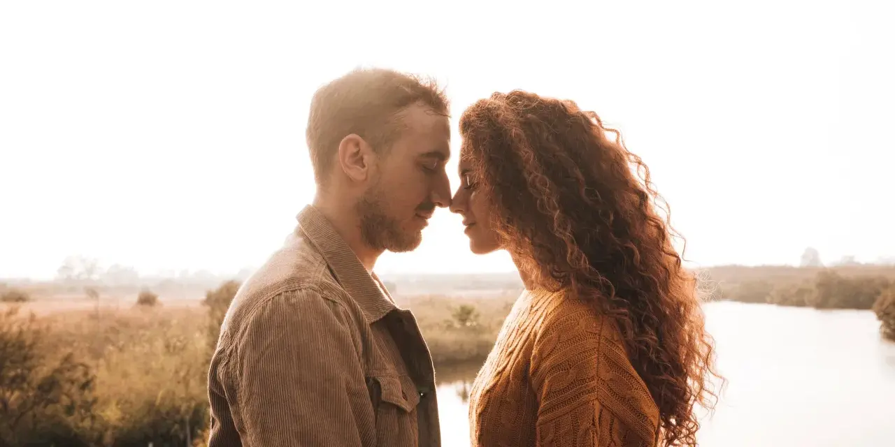 Un couple se regarde tendrement, nez à nez. Elle, aux cheveux roux bouclés, lui, au regard doux. Une scène intime qui suggère comment être unique aux yeux d'un homme.