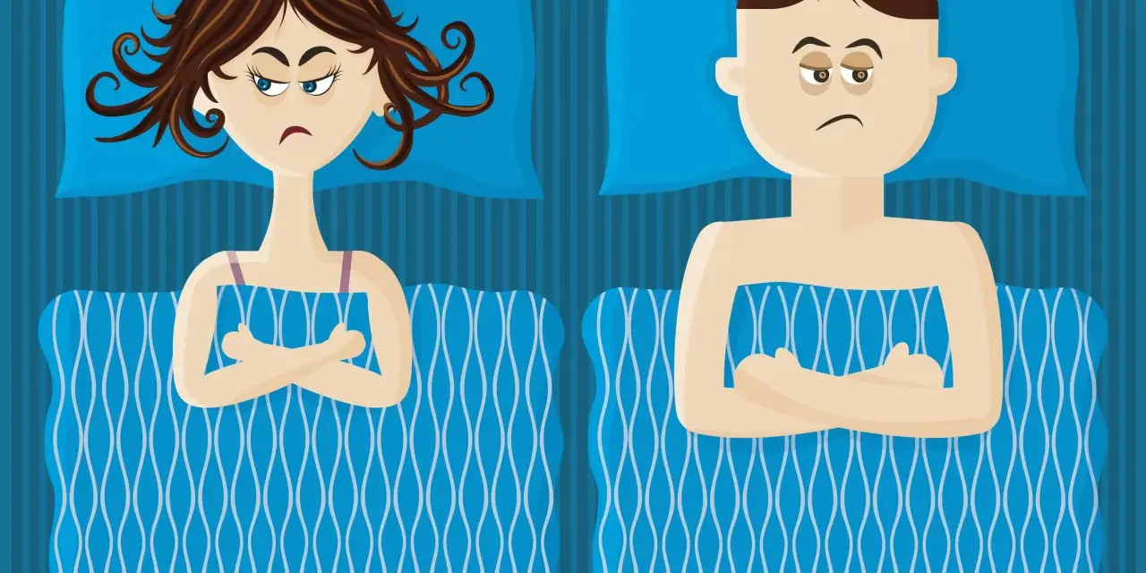 Couple au lit, bras croisés, l'air boudeur. Elle semble vouloir se faire désirer après avoir couché, lui est visiblement contrarié.