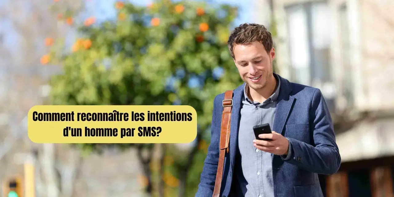 Un homme souriant regarde son téléphone, se demandant comment savoir ce qu'il pense de moi par SMS.
