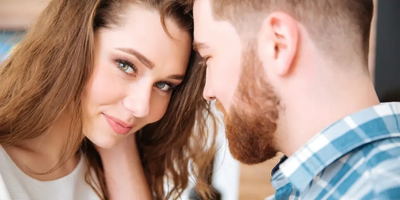 Un regard tendre, une complicité évidente. Une phrase pour dire je t'aime indirectement, murmurée dans l'intimité.