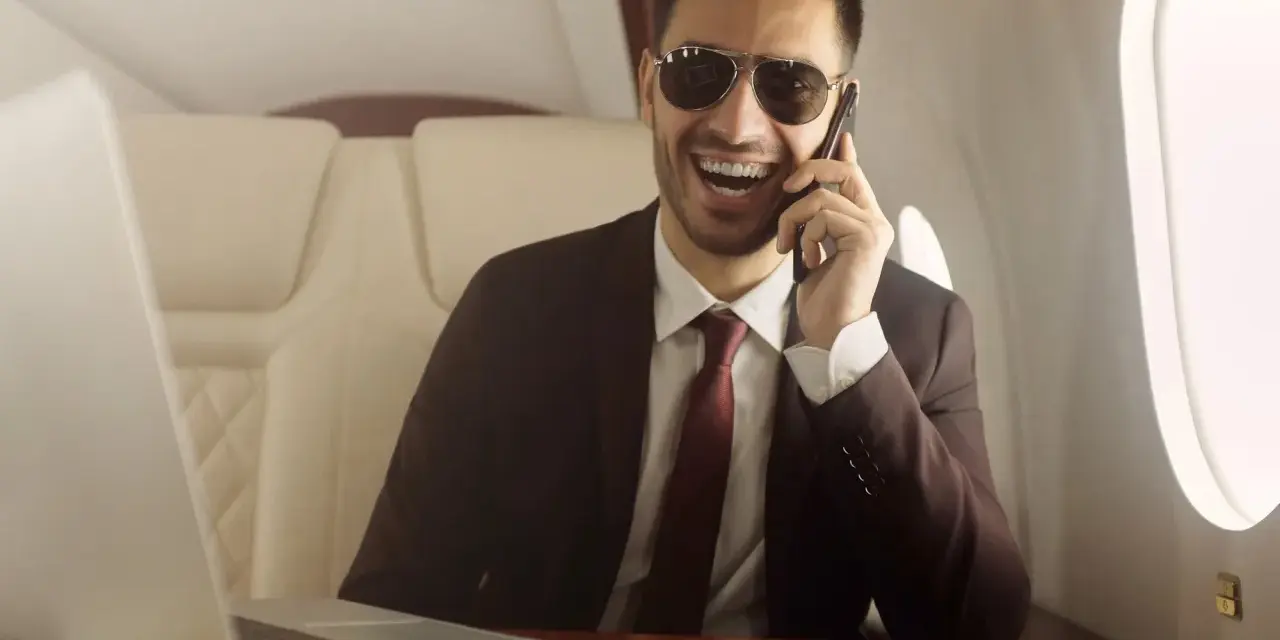 Un homme d'affaires souriant, lunettes de soleil, au téléphone dans un jet privé. Il semble rencontrer un homme riche pour conclure un accord.