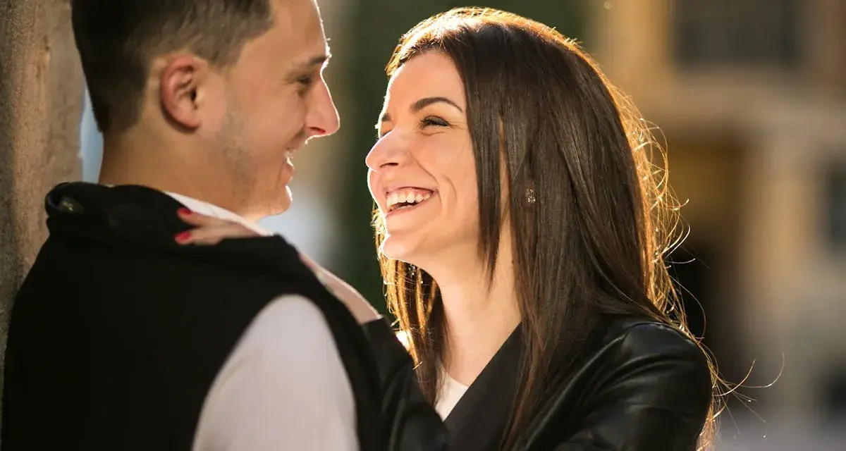 Un couple complice, un sourire éclatant, ce qui fait craquer les hommes physiquement. La lumière caresse leurs visages.