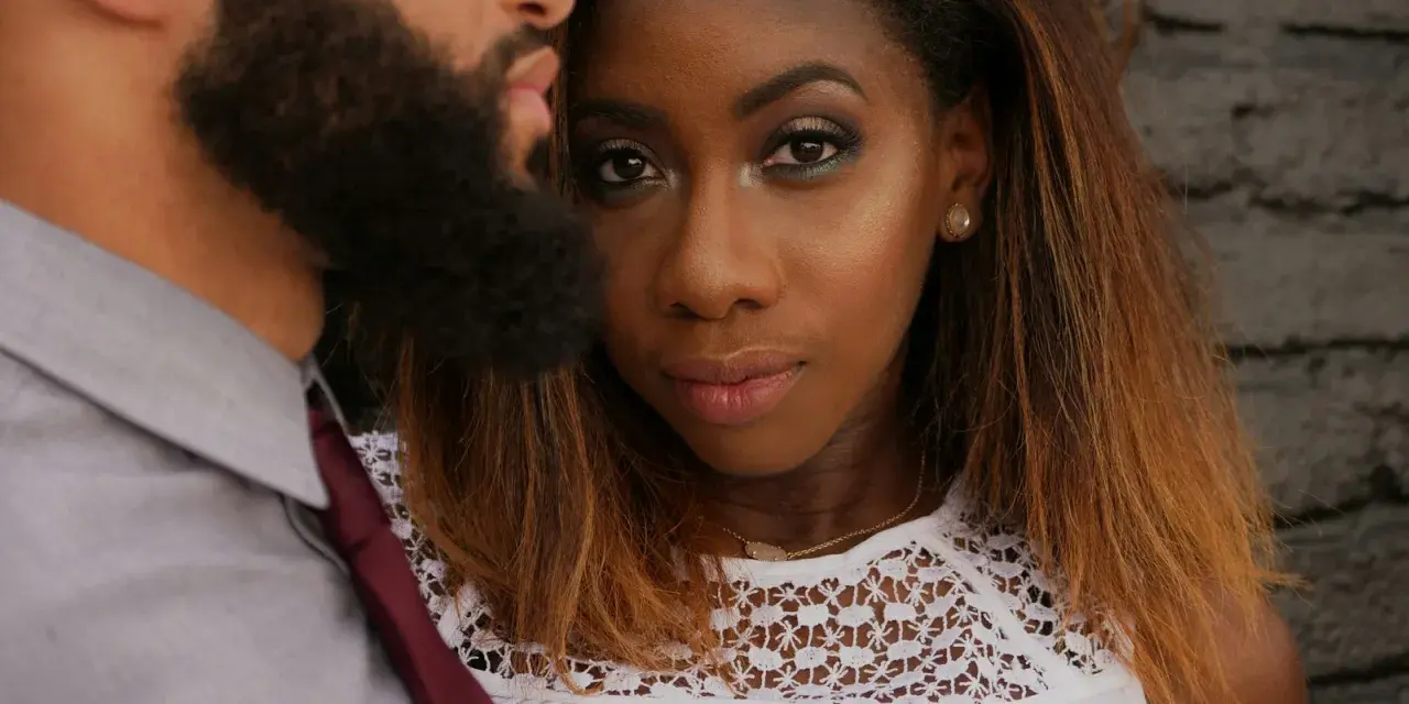 Un couple, un homme à la barbe fournie et une femme au regard intense, semblent partager un moment de complicité. Quand la vie de couple devient colocation, les regards en disent long.