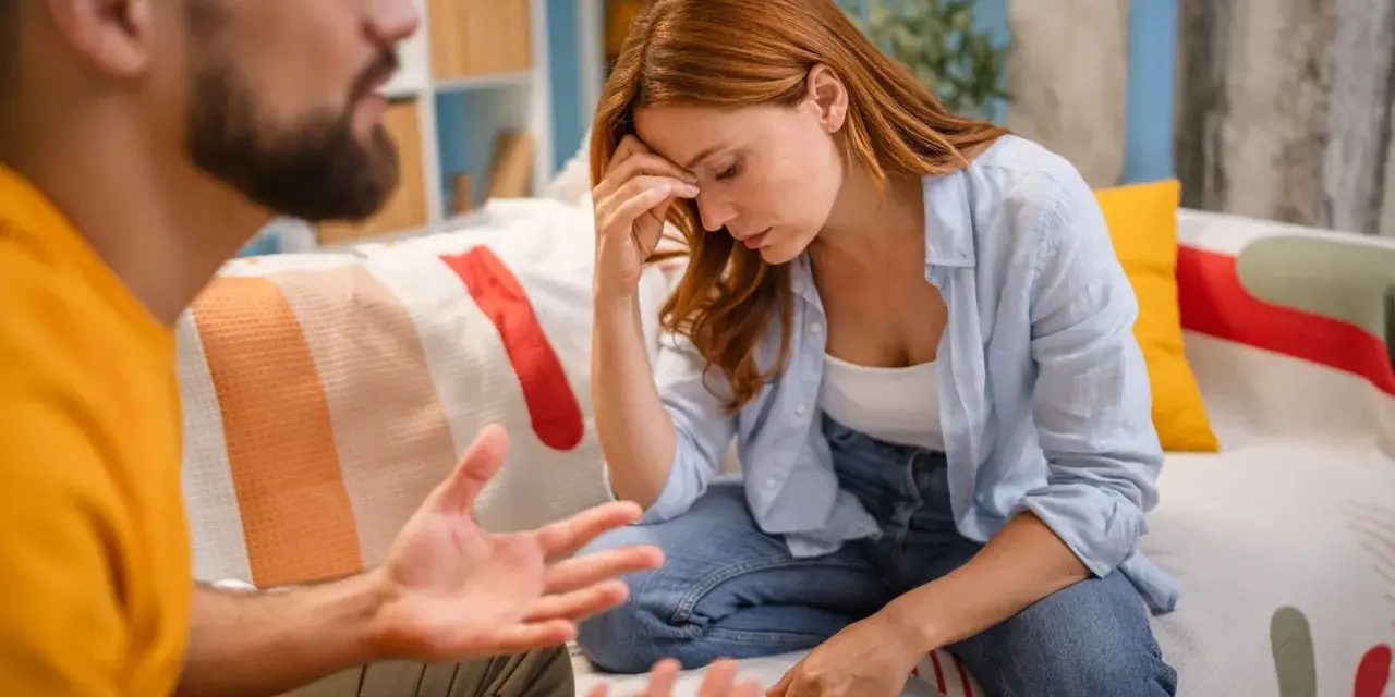 Un couple discute, la femme semble désemparée. Que faire quand on a des doutes sur son conjoint ? La communication est essentielle.
