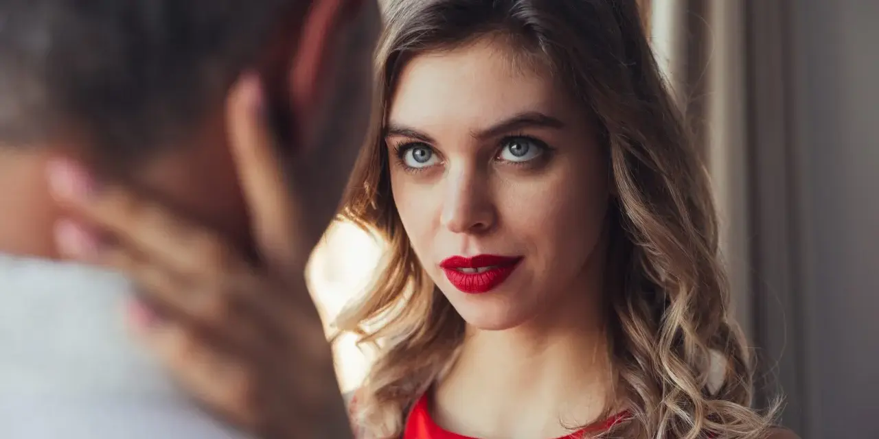 Un regard intense, une main sur la nuque. Il me désire mais n'est pas amoureux. La tension est palpable entre eux.