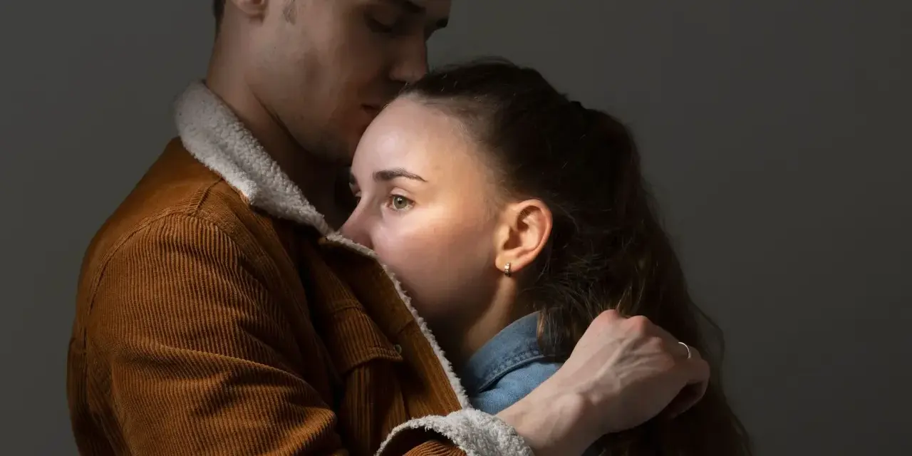 Un homme enlace une femme, son front posé sur le sien. Une étreinte qui pourrait enseigner comment ne plus souffrir en amour.