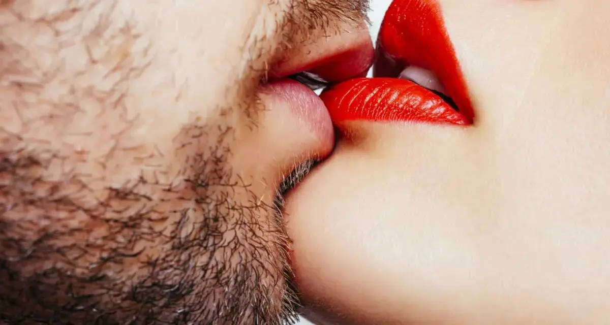 Un homme barbu et une femme aux lèvres rouges apprennent comment embrasser.