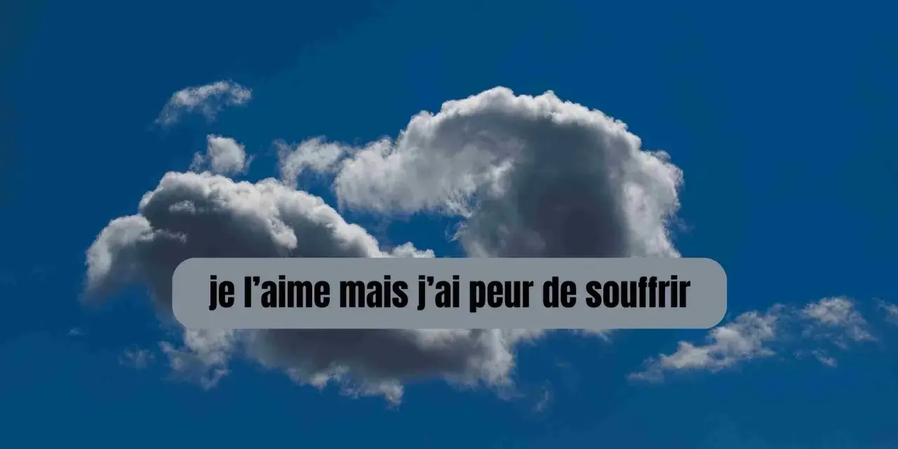 Un ciel bleu profond avec des nuages cotonneux. Un texte superposé dit : "je t'aime mais j'ai peur de souffrir", exprimant un amour teinté d'appréhension.