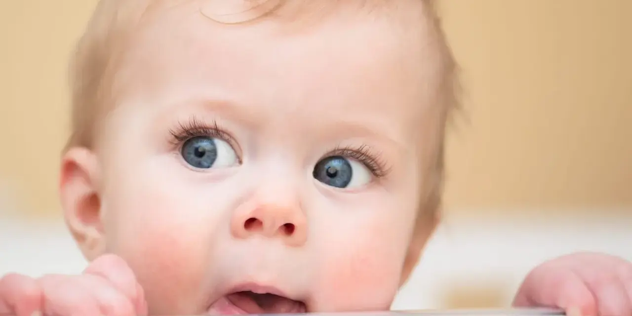 Un bébé aux grands yeux bleus, un vrai trésor qui mérite un surnom mignon pour garçon.