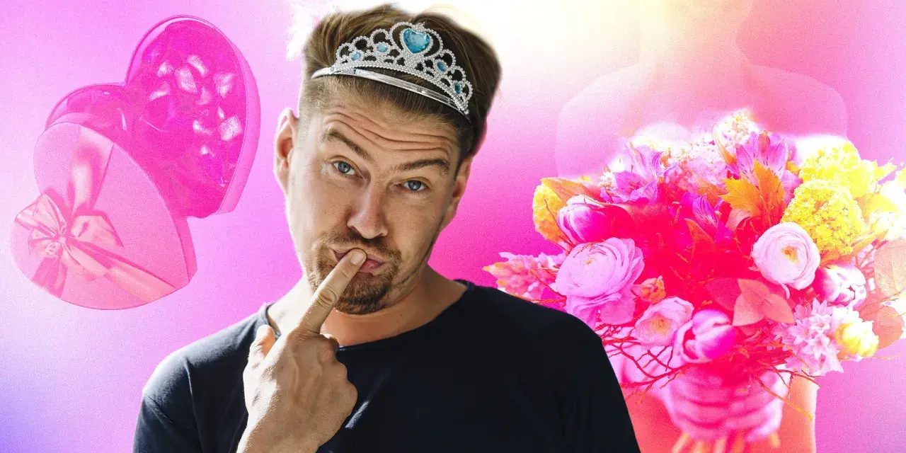 Un homme porte une tiare de princesse, un doigt sur les lèvres, à côté d'une boîte en forme de cœur et d'un bouquet de fleurs roses.
