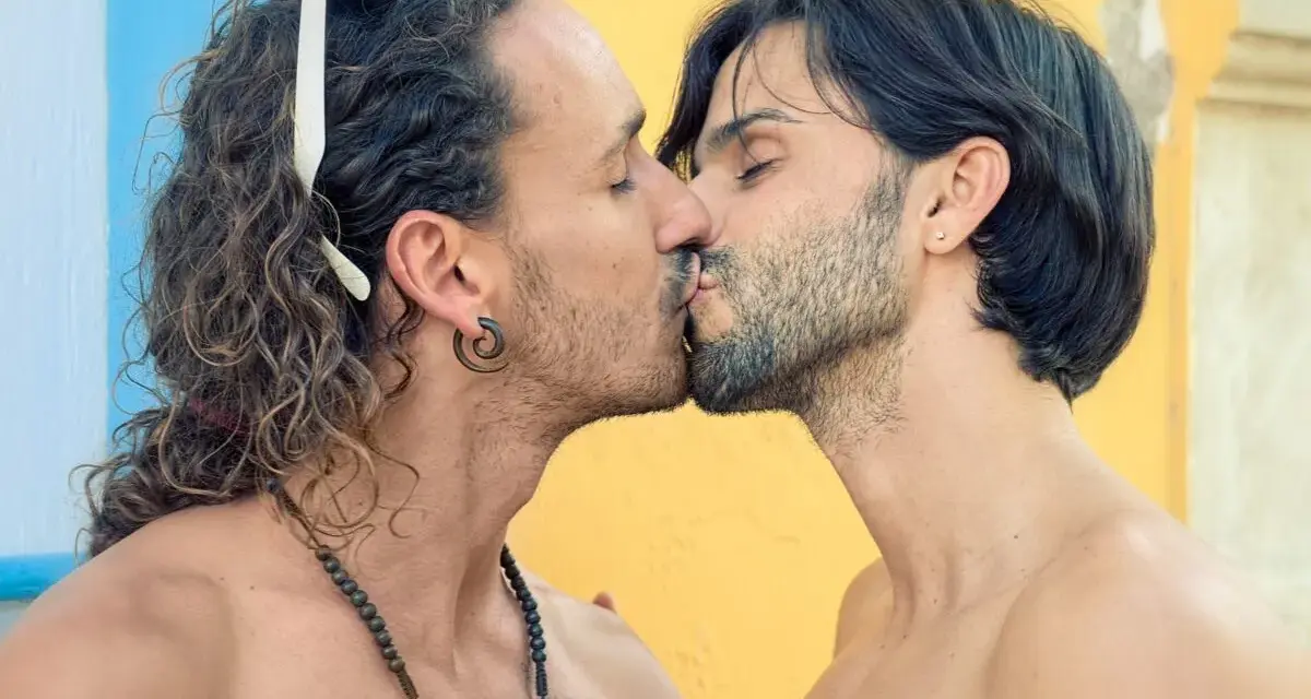 Deux hommes s'embrassent tendrement. Ce geste, le baiser, a une profonde signification pour les hommes, symbolisant l'amour, la connexion et l'intimité.