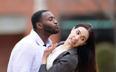 Un homme tente un baiser, mais la femme le repousse avec dégoût. Une scène qui illustre parfaitement comment sortir de la friendzone.