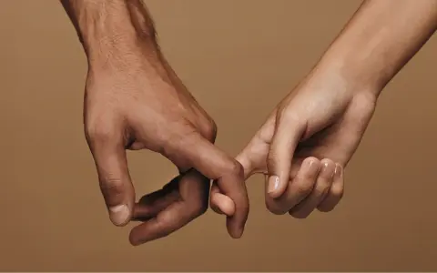 Deux mains s'enlacent, symbole d'intimité et de connexion. Une image évoquant le bien-être et l'aide libido femme.