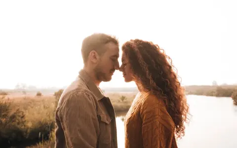 Un couple se regarde tendrement, nez à nez. Elle, aux cheveux roux bouclés, lui, au regard doux. Une scène intime qui suggère comment être unique aux yeux d'un homme.