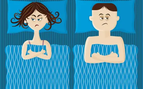 Couple au lit, bras croisés, l'air boudeur. Elle semble vouloir se faire désirer après avoir couché, lui est visiblement contrarié.
