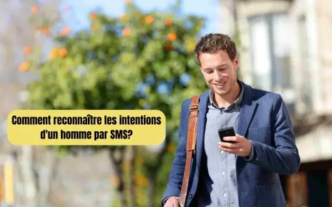 Un homme souriant regarde son téléphone, se demandant comment savoir ce qu'il pense de moi par SMS.
